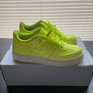 Volt Nike Air Force 1 lv8 uv
